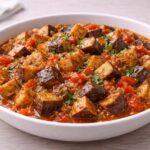 Тушёные баклажаны с томатами и чесноком Тушёные баклажаны с томатами и чесноком