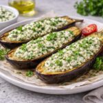 Запечённые баклажаны с творогом и зеленью