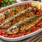 Жареная скумбрия с томатно-луковым соусом