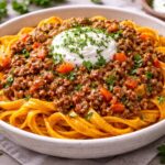 Тыквенная лапша с мясным соусом и сметаной